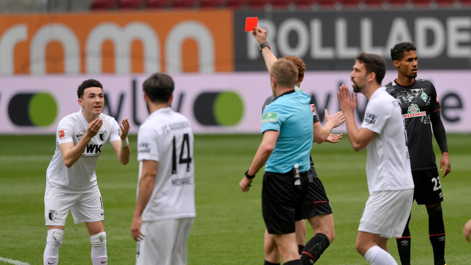 
                <strong>Vargas erweist Augsburg einen Bärendienst</strong><br>
                Keine Tore, dafür aber eine Rote Karte in Augsburg. Völlig unnötig tritt Ruben Vargas abseits des Balles gegen Theodor Gebre Selassie nach und fliegt vom Platz. Die Sorgenfalten von Trainer Markus Weinzierl werden dadurch nicht weniger.
              