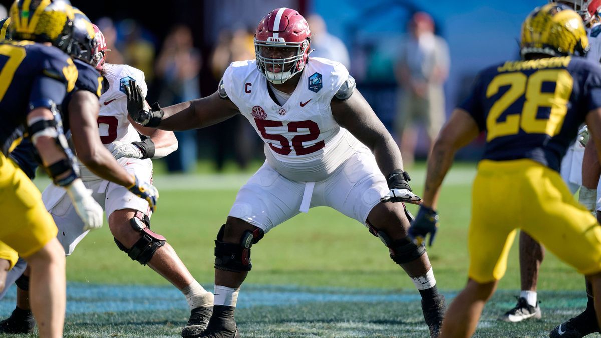 December 31, 2024: Alabama offensive lineman Tyler Booker (52) blocking during an NCAA, College League, USA football game between the Michigan Wolverines and Alabama Crimson Tide at Raymond James S...