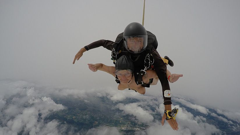 Schon Reinhard Mey wusste: "Über den Wolken, muss die Freiheit wohl grenzenlos sein!" Das denkt sich Gitti auch in Bezug auf ihren Körper und befreit ihn erst einmal von aller unnötiger Kleidung. In 4000 Metern Höhe und bei Minus sieben Grad steigt die Anspannung. Und dann geht's auch schon ab in die Tiefe... 