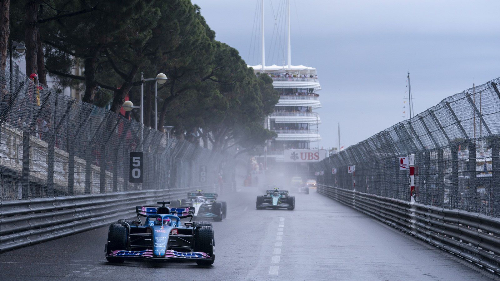 
                <strong>Verlierer: Der Monaco-Grand-Prix</strong><br>
                Der Wettergott tut sein Bestes, um ein denkwürdiges Rennen zu ermöglichen - aber das hatten wir ja schon. So gestaltet sich das Geschehen auf dem Kurs bei abtrocknender Strecke, wie es die Zuschauer seit einigen Jahren gewohnt sind: Im Formationsflug drehen die Boliden ihre Runden. Die Kritik am Kurs, der seit 1955 nur einmal im WM-Kalender fehlte - 2020 wegen der Corona-Pandemie -, wird denn auch am Sonntag immer lauter. Nicht mehr zeitgemäß ist die Stadtrundfahrt, die Nelson Piquet einst mit einem Hubschrauberflug durchs Wohnzimmer verglich, heißt es nicht ganz zu unrecht. Vielleicht war das der letzte Besuch der Königsklasse des Motorsports im Fürstentum - so traurig es auch wäre. Der Vertrag des Veranstalters mit der Formel 1 läuft nach diesem Jahr aus. Wirkliche Argumente für eine Verlängerung liefert dieser Grand Prix nicht.
              