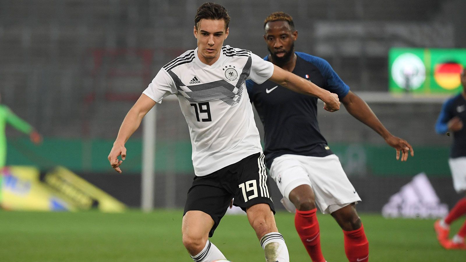 
                <strong>Deutsche U21 vor Testspiel gegen England: Diese Spieler der "Three Lions" stehen im Fokus</strong><br>
                Mittelfeldspieler Florian Neuhaus von Borussia Mönchengladbach schlug vor dem Härtetest ebenfalls im Exklusiv-Interview mit "ran.de" in die gleiche Kerbe wie sein Trainer: "Sie gehören zu den Top-Nationen im Fußball und haben Spieler, die mit ihrer Körperlichkeit, aber auch ihrer Fähigkeit ins Eins-gegen-Eins zu gehen, überzeugen können." ran.de stellt euch fünf Spieler der englischen U21-Nationalmannschaft von Trainer Aidy Boothroyd vor, auf die der DFB-Nachwuchs in Bournemouth besonders achten muss.
              