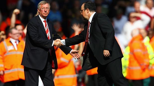 
                <strong>Sir Alex Ferguson vs. Rafael Benitez</strong><br>
                Zwischen Sir Alex Ferguson und Rafael Benitez, dem früheren Mastermind von Manchester United und dem Ex-Liverpool-Coach, hat es von Beginn an gekracht. Beide Seiten provozierten in regelmäßigen Abständen. Angeblich verwehrte Handschläge, Schiedsrichter-Bevorzugung des Konkurrenten, Arroganz - die beiden Erfolgstrainer warfen sich in ihrer gemeinsamen Zeit auf der Insel so ziemlich alles vor. 
              