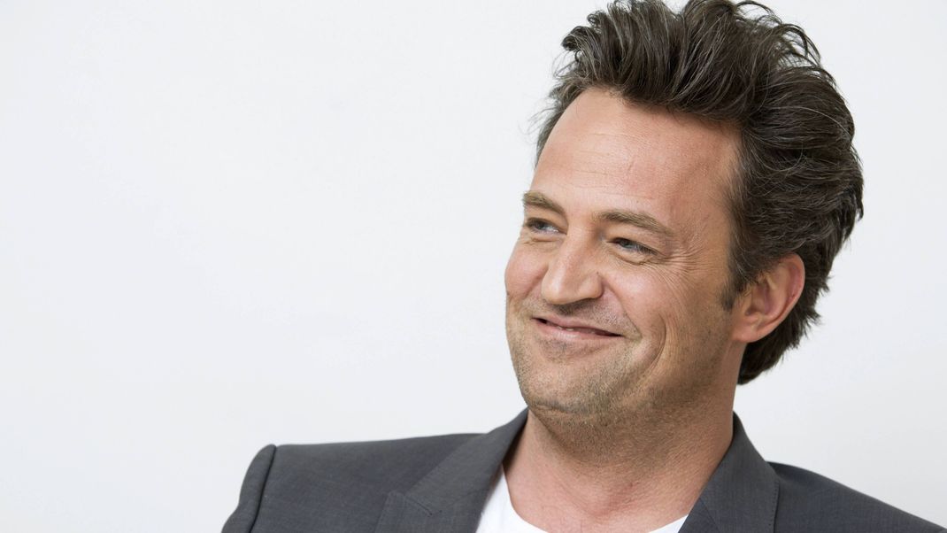 Matthew Perry wurde am Samstag, den 28. Oktober leblos in seinem Whirlpool auf seinem Anwesen in Kalifornien gefunden. Die Trauer um ihn ist groß. Seinen Durchbruch hatte er als Chandler Bing in der Serie "Friends". Perry wurde gerade einmal 54 Jahre alt.