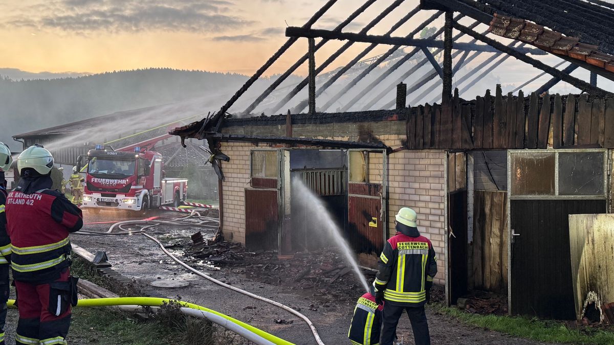Die Feuerwehr bei Löscharbeiten an einer Reithalle.