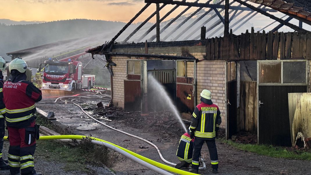 Die Feuerwehr bei Löscharbeiten an einer Reithalle.