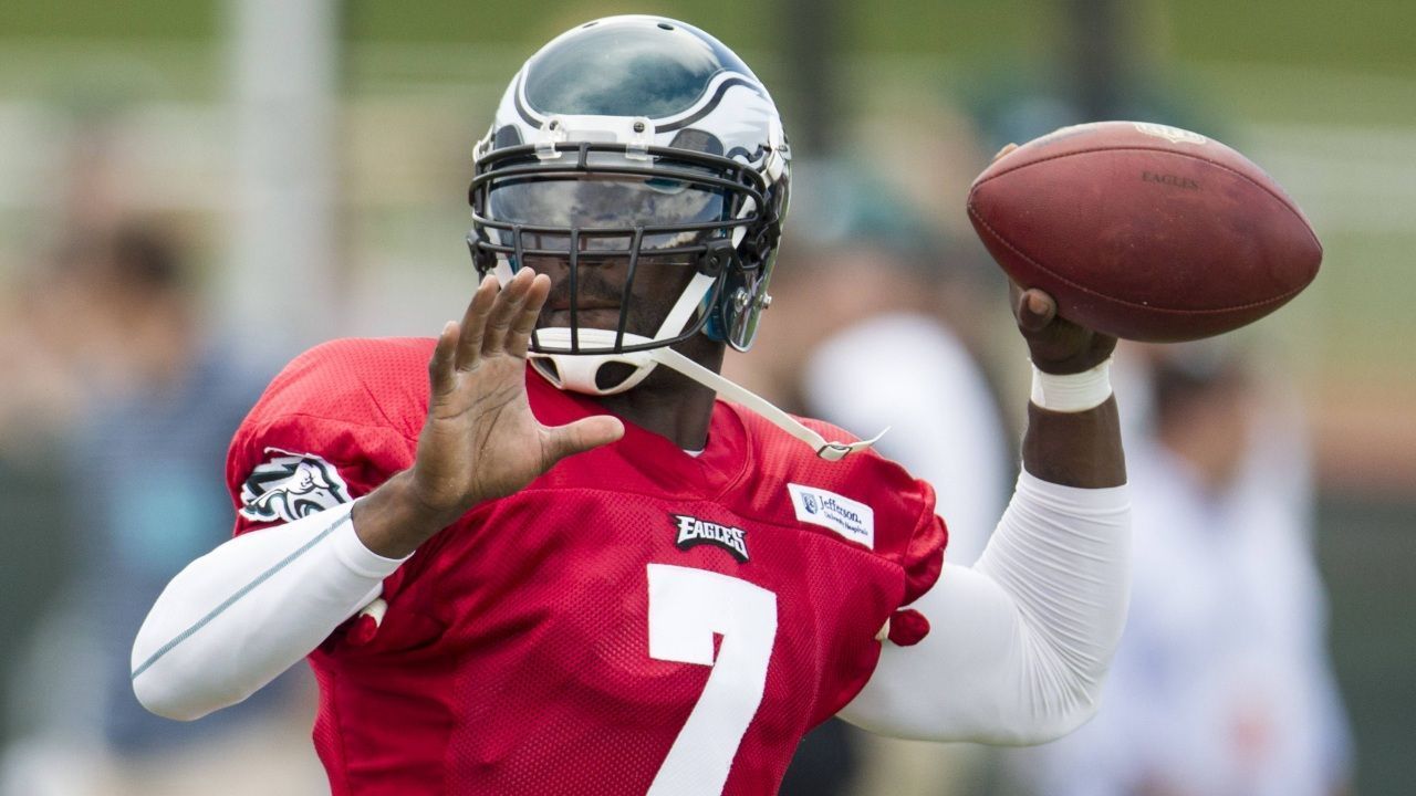 
                <strong>Michael Vick (aktiv: 2001-2015) </strong><br>
                Michael Vick war nicht primär für seinen linken Arm bekannt, sondern für sein starkes Laufspiel. Linkshänder haben laut Vick sowieso einen schweren Stand: "Es gilt zwar nicht für jeden, aber wenn man als Quarterback keine rausragenden Dinge tut und mit links wirft, dann wird man wahrscheinlich leicht übersehen." So war es Vick während seiner gesamten Karriere ein anliegen, dass er nicht aufgrund seinem Wurfarm, sondern seinen Fähigkeiten beurteilt wird. 
              