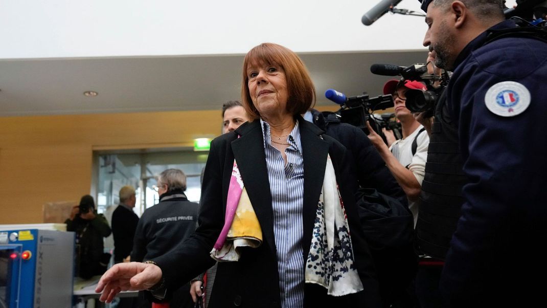 Gisèle Pelicot trifft zum letzten Tag der Plädoyers der Verteidigung im Prozess gegen ihren ehemaligen Ehemann im Gerichtsgebäude von Avignon ein (Archivfoto).