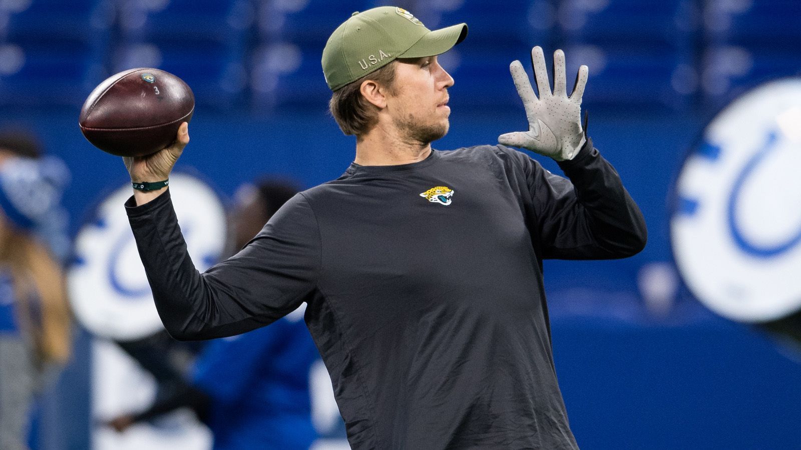 
                <strong>Der Stil von Foles: Der Game-Manager   </strong><br>
                Nick Foles gilt eher als ein Game-Manager. Kurzpassspiel, Screen Plays und Run-Pass-Options liegen ihm. In der Saison 2018 brachte er im Dienst der Philadelphia Eagles starke 72,31 Prozent seiner Pässe ans Ziel. Zudem fabriziert Foles weniger Turnover. Im Schnitt wirft er pro Spiel 0,6 Interceptions. Trubisky kommt auf einen Schnitt von 0,71 Interceptions. Dafür allerdings ist Foles unbeweglich. Sein letzter selbst erlaufener Touchdown in einem regulären Saisonspiel liegt fast fünf Jahre zurück.
              