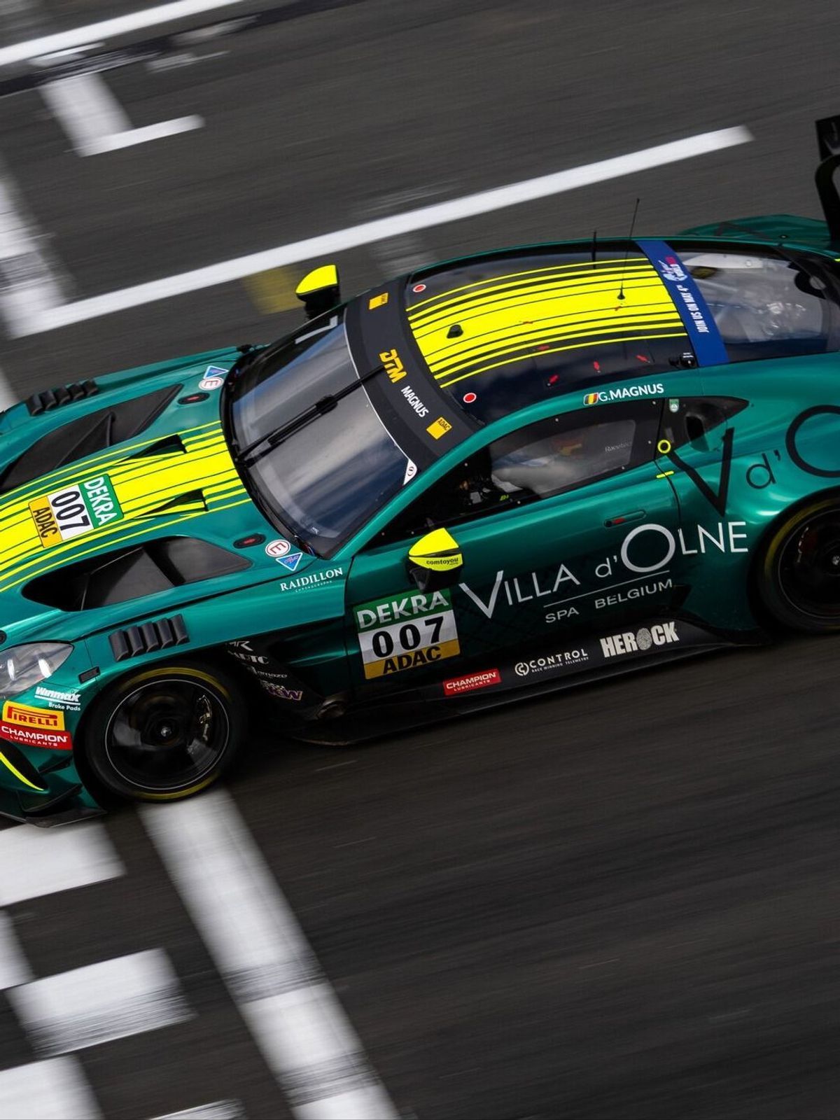 Der Aston Martin Vanrtage GT3 kam beim Debüt über eine Statistenrolle nicht hinaus