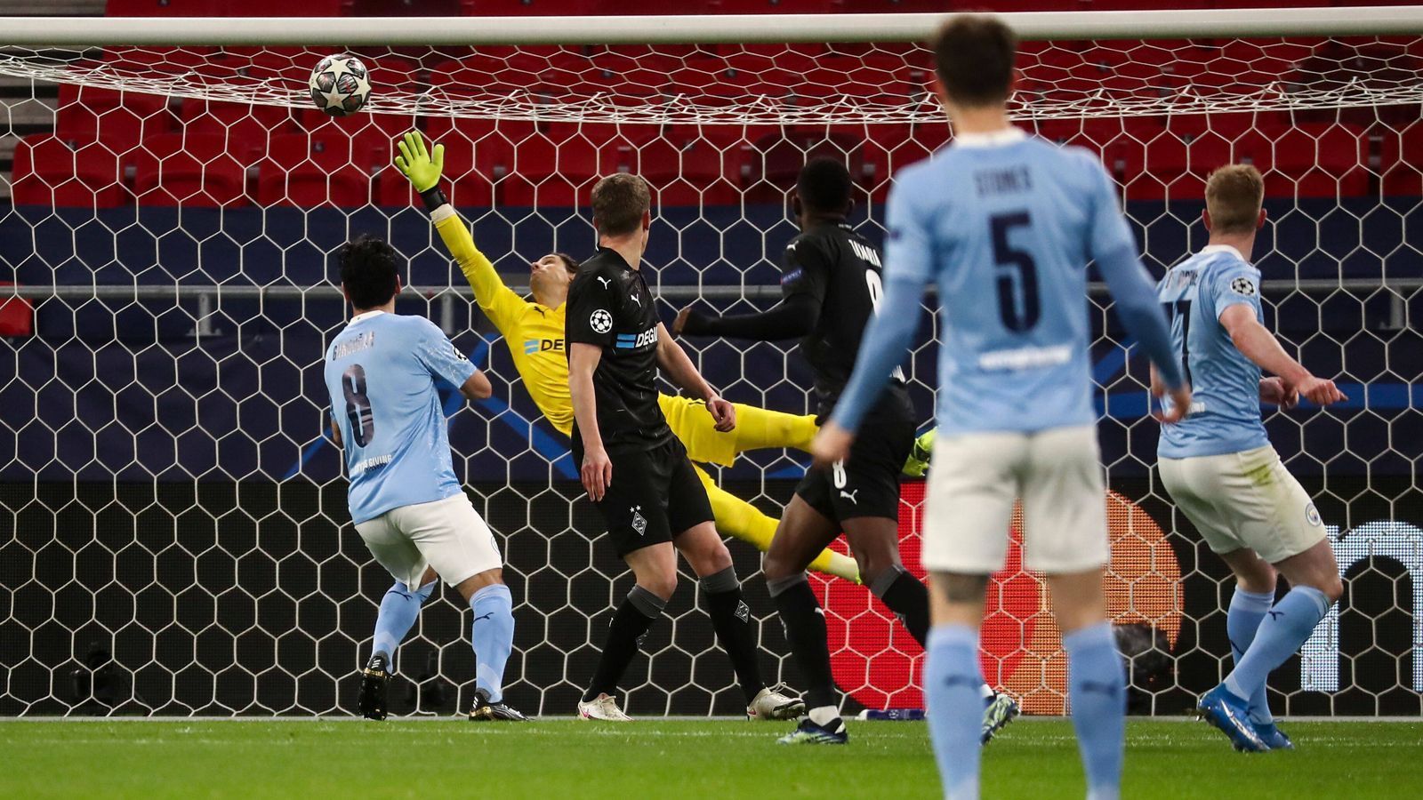 
                <strong>De Bruynes Hammer zerstört früh alle Hoffnungen</strong><br>
                Gladbach beginnt mutig, stellt Manchester City früh zu. Ein erster Schuss von Embolo ist zu ungefährlich (9.), auf der Gegenseite macht es Kevin De Bruyne besser und lässt den Hammer raus. Sein Schuss vom rechten Strafraumeck schlägt unhaltbar unter der Querlatte ein - 1:0 City nach zwölf Minuten. Gladbach staunt nicht schlecht. 
              