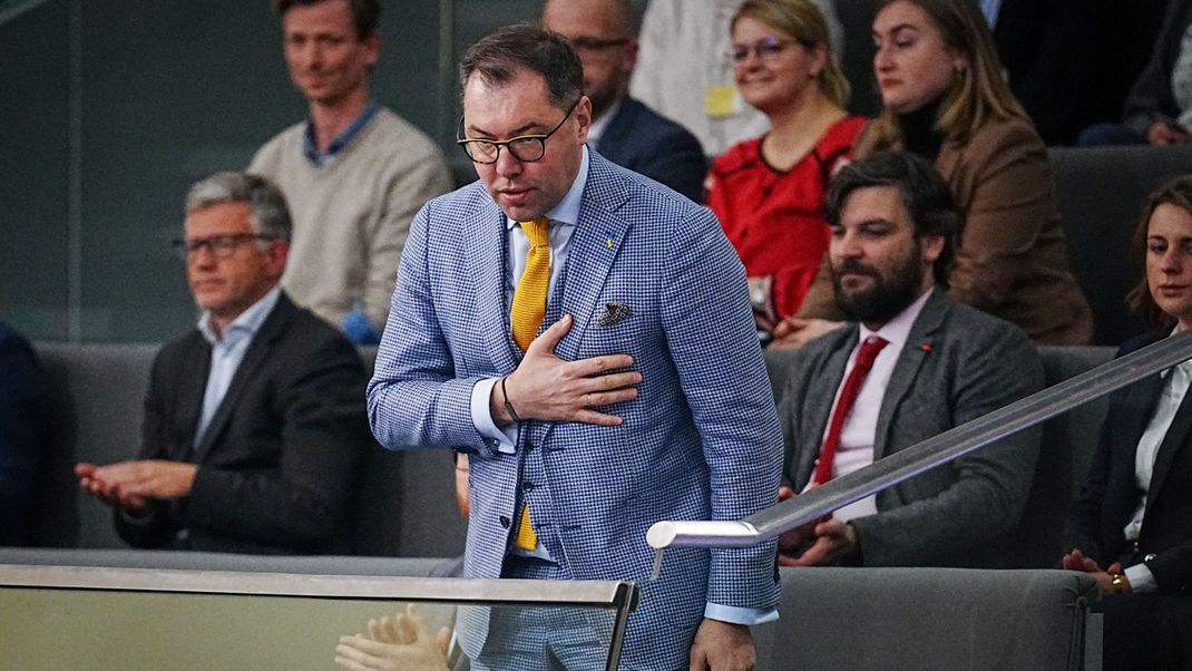 Der ehemalige ukrainische Botschafter Andrij Melnyk (l) und sein Nachfolger Oleksii Makeiev (vorne) nehmen an der Sitzung des Bundestags auf der Tribüne teil. Thema ist der Holodomor in der Ukraine.