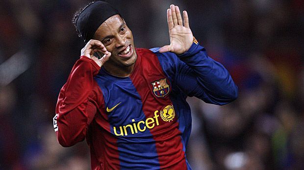 
                <strong>Ronaldinho</strong><br>
                Ronaldinho: Bei Brasilien steht der Spielmacher lange Zeit im Schatten seines Landsmannes Ronaldo, doch auch "der kleine Ronaldo" gehört zu den ganz Großen. Der Weltmeistertitel 2002 ist da erst der Anfang. Seine erfolgreichste Zeit erlebt der mittlerweile 35-Jährige beim FC Barcelona: Hier wird Ronaldinho zwei Mal Weltfußballer und gewinnt 2006 auch die Champions League. Seit 2011 versucht er sich vor allem in seiner Heimat - mit mäßigem Erfolg.
              