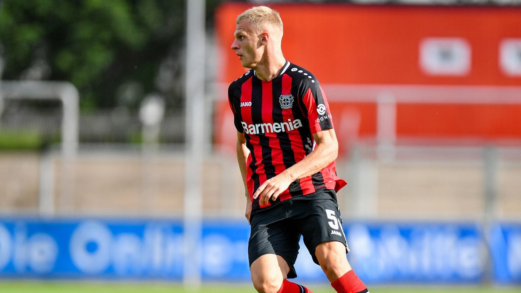 
                <strong>Mitchel Bakker (Bayer 04 Leverkusen)</strong><br>
                Die Linksverteidiger-Position bei Bayer 04 Leverkusen entpuppte sich in den vergangenen Jahren immer wieder als Schwachstelle. Sowohl der Brasilianer Wendell als auch Daley Sinkgraven konnten sich nicht langfristig fest spielen. Mit Mitchel Bakker von Paris Saint-Germain entschieden sich die Bayer-Bosse für die große Lösung und legten mit sieben Millionen Euro in Corona-Zeiten ordentlich Geld auf den Tisch. In der Vorbereitung präsentierte sich der 21-Jährige auch als offensivstark, was sein Tor gegen den FC Utrecht beweist. Gelingt Bakker der Durchbruch, könnte die Werkself auf Jahre hinweg den richtigen Mann gefunden haben.
              