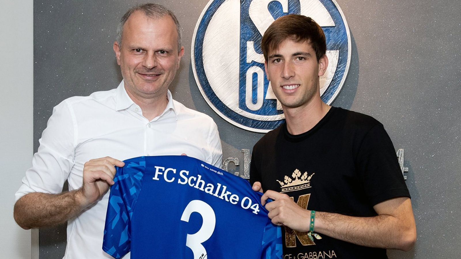 
                <strong>Juan Miranda (FC Schalke 04)</strong><br>
                Der FC Schalke 04 bedient sich beim FC Barcelona! Die Gelsenkirchener gaben die Leihe von Linksverteidiger-Juwel Juan Miranda bis 2021 bekannt. "Juan lagen einige Anfragen für eine Ausleihe vor. Er hat sich bewusst dafür entschieden, die nächsten Schritte seiner sportlichen Entwicklung im Trikot von Schalke 04 zu machen", erklärte Sportvorstand Jochen Schneider (li.) den Deal. Medienberichten zufolge soll der 19-jährige Miranda auch bei Juventus Turin sowie Olympique Marseille im Gespräch gewesen sein. 
              