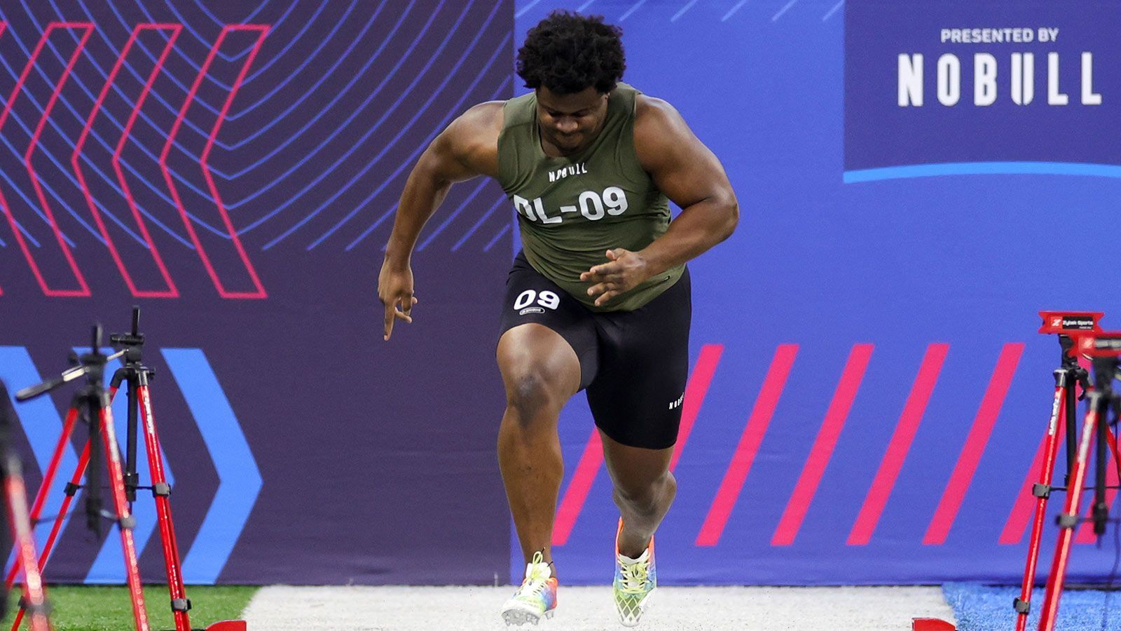 
                <strong>18. Pick: Detroit Lions – Calijah Kancey, DT</strong><br>
                Nachdem die Secondary durch mehrere Free-Agent-Verpflichtungen bei den Detroit Lions kein Thema mehr sein sollte, investieren diese auch ihren zweiten Pick in die Defensive Line. Calijah Kancey sorgte beim Combine mit der besten Perfomances eines Defensive Tackles seit Aaron Donald für Aufsehen. Auch wenn er vergleichsweise klein ist, war der 22-Jährige am College eine Bank im Pass Rush. Genau das, was Detroit braucht.
              