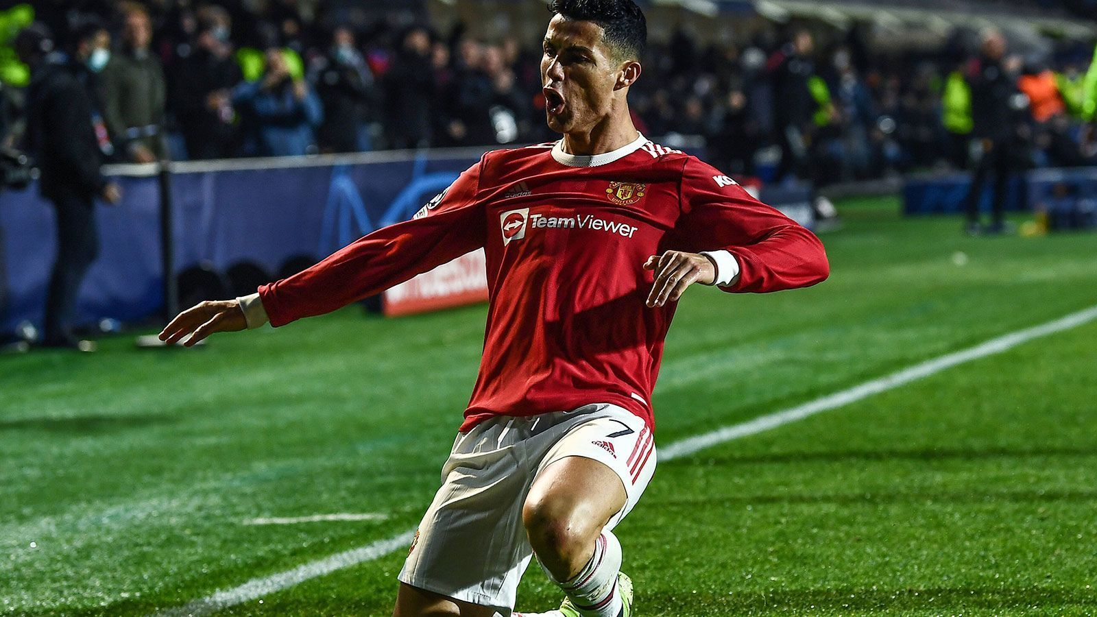 
                <strong>Platz 6: Cristiano Ronaldo</strong><br>
                36 Jahre | Angriff | Manchester United
              