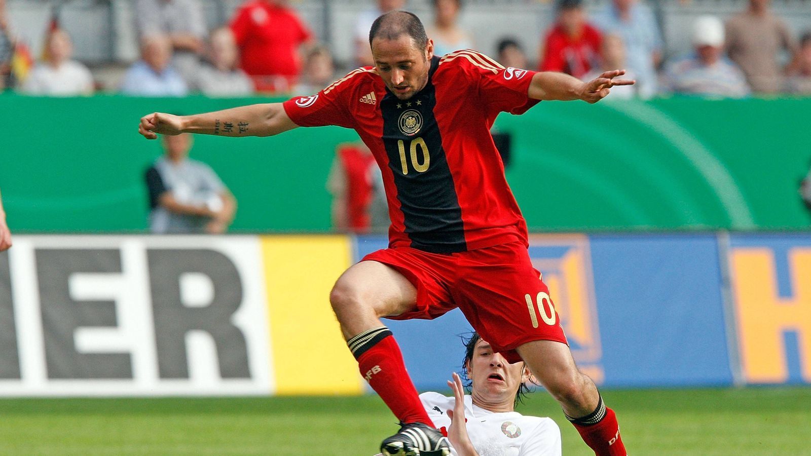 
                <strong>Oliver Neuville, 69 Länderspiele</strong><br>
                Der Vizeweltmeister von 2002 blieb Borussia Mönchengladbach auch nach dem Abstieg 2007 treu und lief in seinen letzten vier Länderspielen als Zweitliga-Spieler auf.
              