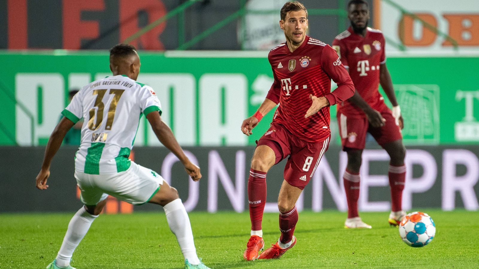 
                <strong>Leon Goretzka</strong><br>
                Zielt mit der ersten guten FCB-Chance knapp vorbei (4.), hat in der Folge aber weit weniger Impact auf das Spiel als Nebenmann Kimmich. Hat nur ungefähr halb so viele Ballaktionen wie sein Nebenmann und spielt im Schnitt jeden vierten Pass zu einem Gegenspieler. ran-Note: 4
              