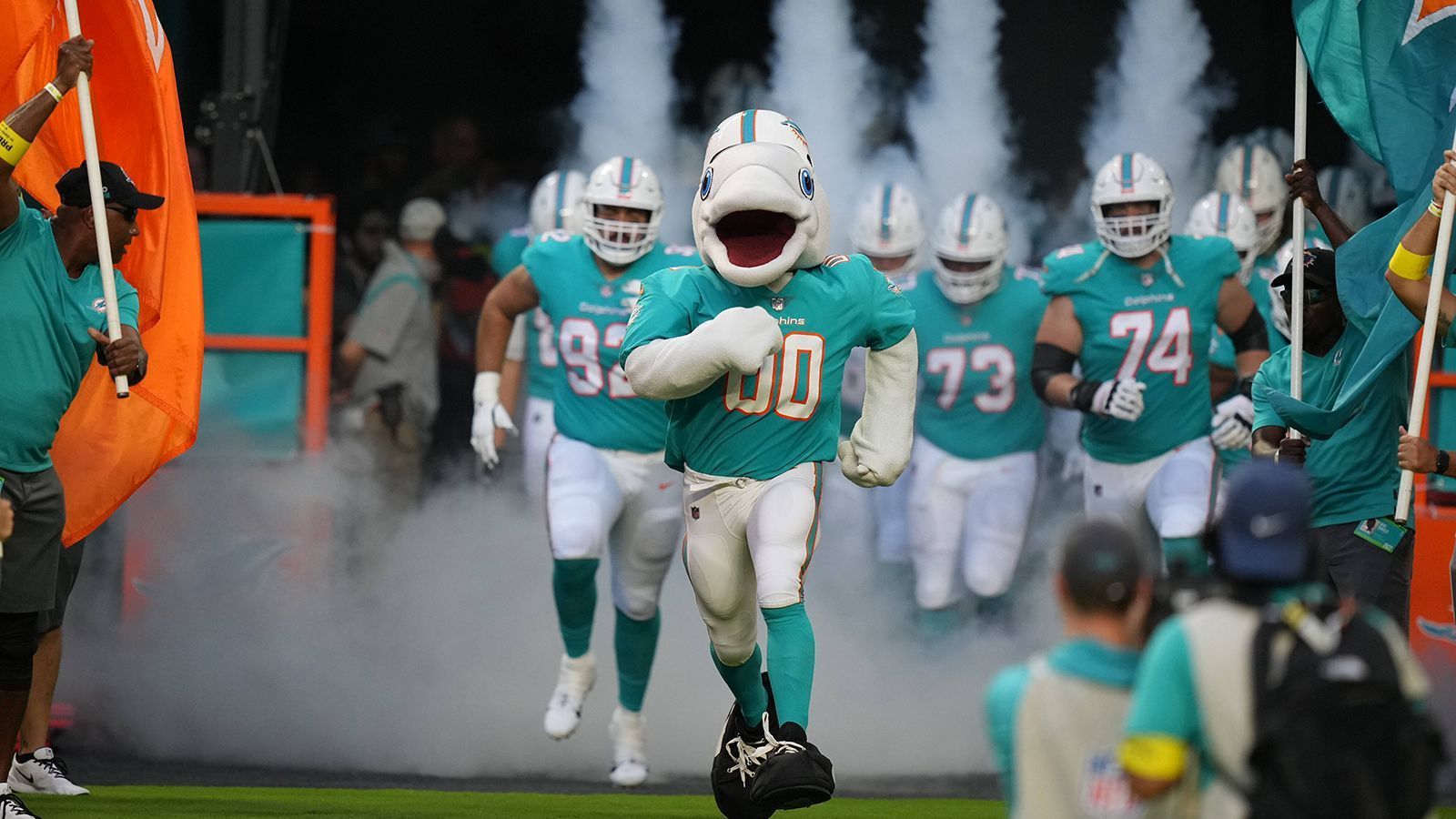 
                <strong>Miami Dolphins</strong><br>
                &#x2022; Runde 2: 51. Pick: Cam Smith, Cornerback, South Carolina<br>&#x2022; Runde 3: 84. Pick: Devon Achane, Running Back, Texas A&M<br>&#x2022; Runde 6: 197. Pick: Elijah Higgins, Tight End, Stanford<br>&#x2022; Runde 7: 238. Pick: Ryan Hayes, Offensive Tackle, Michigan<br>&#x2022; <em>Der Pick in der 1.Runde wurde wegen unerlaubter Abwerbeversuche gestrichen</em><br>
              