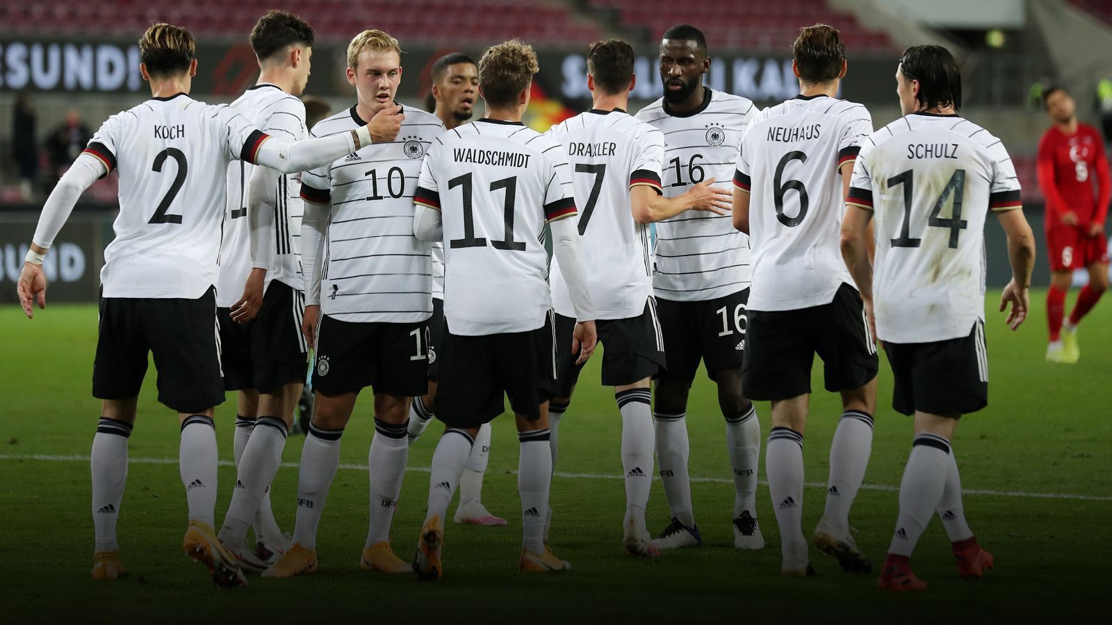 
                <strong>Deutschland-Türkei: Die DFB-Stars in der Einzelkritik</strong><br>
                Mit komplett neu zusammengewürfeltem Team verspielt die deutsche Nationalmannschaft im Testspiel gegen die Türkei spät den Sieg. Die deutschen Spieler in der Einzelkritik.
              