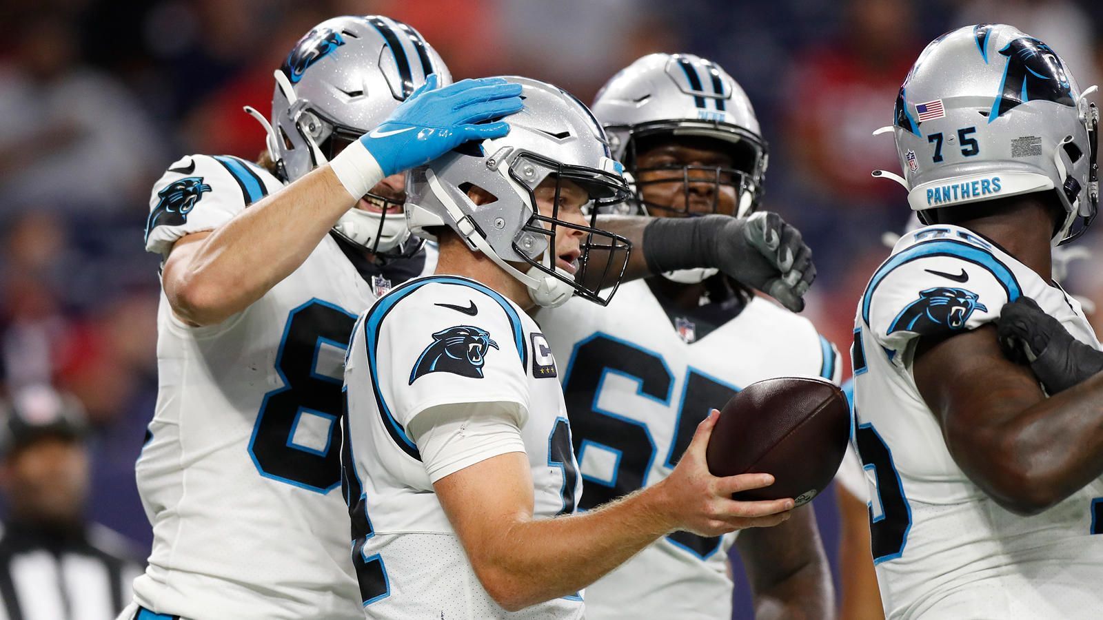 
                <strong>Carolina Panthers</strong><br>
                Mit den Panthers hätten in dieser Liste vor der Saison wohl nur die Wenigsten gerechnet. Ähnlich wie bei den Broncos hatte der Spielplan einiges mit dem Erfolg in Carolina zu tun. Die Jets sind mitten im Umbruch und die Houston Texans liefen am 3. Spieltag mit ihrem Drittrunden-Rookie Davis Mills als Quarterback auf. Dennoch gibt es viele Punkte, die bei den Panthers für Hoffnung sorgen. Sam Darnold führt die Offense bis auf wenige Ausnahmen solide an, seine 296 Passing Yards pro Spiel sind ein persönlicher Bestwert und ein Top-10-Wert in dieser Saison. Doch die Offense ist nicht der beste Mannschaftsteil der Panthers ...
              