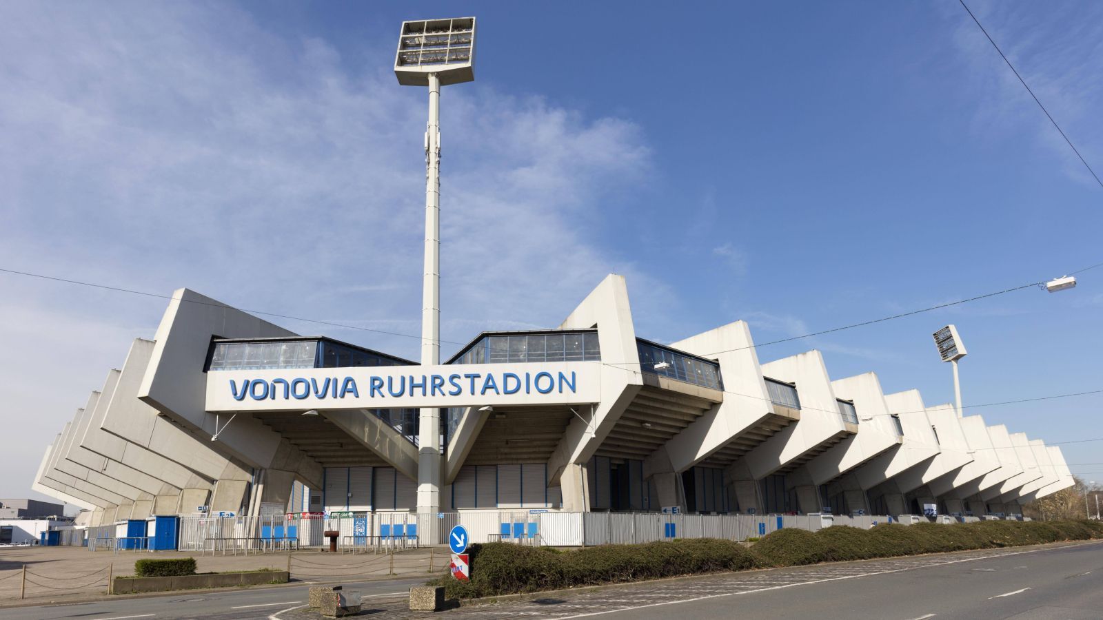 
                <strong>Platz 7: Vonovia Ruhrstadion (VfL Bochum)</strong><br>
                Ruhrstadion, Stadion an der Castroper Straße - die Heimstätte des VfL Bochum hatte schon viele Namen. Doch egal, wie das Stadion genannt wurde, es ist immer die gleiche Kultarena geblieben. Schon wenn man sich dem Stadion nähert, dann knistert es bei einem, gerade wenn die Flutlichter scheinen. Das Stadion ist Teil eines Komplexes direkt an der Autobahn A40, also prima mit dem Auto zu erreichen. Wer kein Ticket hat, kann sich auch einfach in den umliegenden Mehrfamilienhäusern einfinden und die Radio-Übertragung durch ein geöffnetes Fenster ersetzen. Oder in der gegenüberliegenden JVA.
              