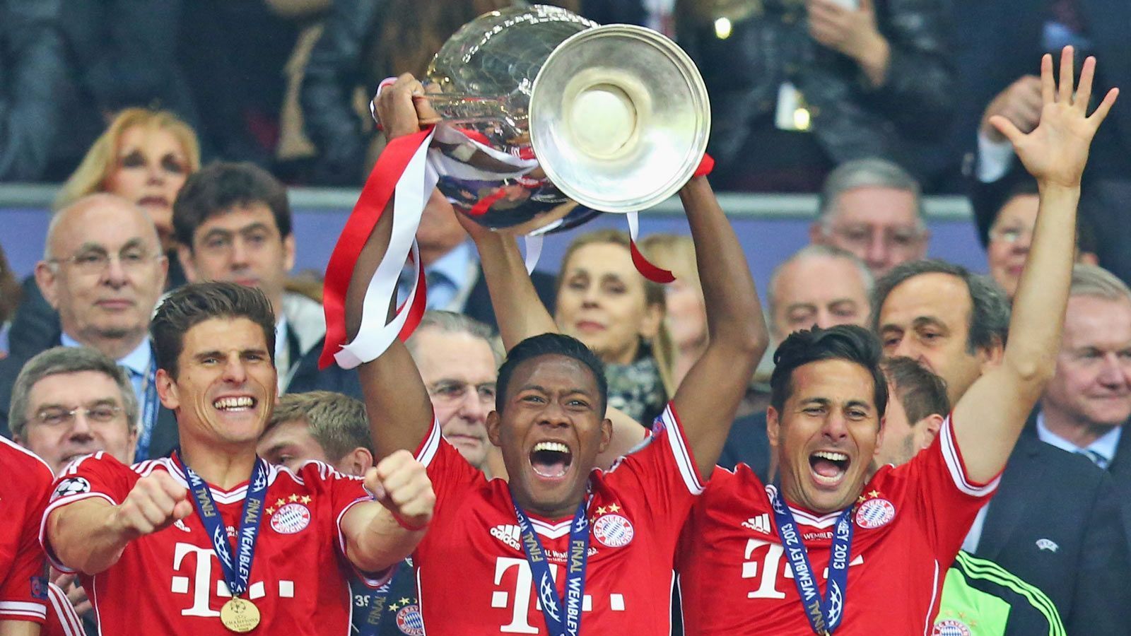 
                <strong>Der große Triumph</strong><br>
                Das erfolgreichste Jahr in der Karriere von David Alaba war bisher 2013, als er mit dem FC Bayern das langersehnte Triple gewinnen konnte. Auch Alaba spielte in dieser Saison überragend und hatte vor allem in der Champions League in den entscheidenden Spielen wichtige Torbeteiligungen. In dieser Saison bekam er von den Medien erstmals das Prädikat "Weltklasse" verliehen. Der Triumph in Europas Königsklasse würde Alaba gerne mit dem FC Bayern ein zweites Mal erleben. "Das Triple ist ein Traum! Es wäre gelogen, wenn man als Spieler vom FC Bayern München nicht davon träumen würde", sagte Alaba zur "Bild".
              