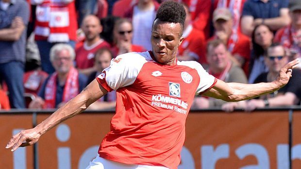 
                <strong>Jean-Philippe Gbamin (FSV Mainz/21)</strong><br>
                Fünf Millionen Euro hat auch der 1. FSV Mainz 05 investiert, als der Klub im vergangenen Jahr den gebürtigen Ivorer vom RC Lens verpflichtete. Der defensive Mittelfeldmann konnte sich zwar einen Stammplatz erobern, flog in 25 Ligaspielen aber auch drei Mal vom Platz.
              