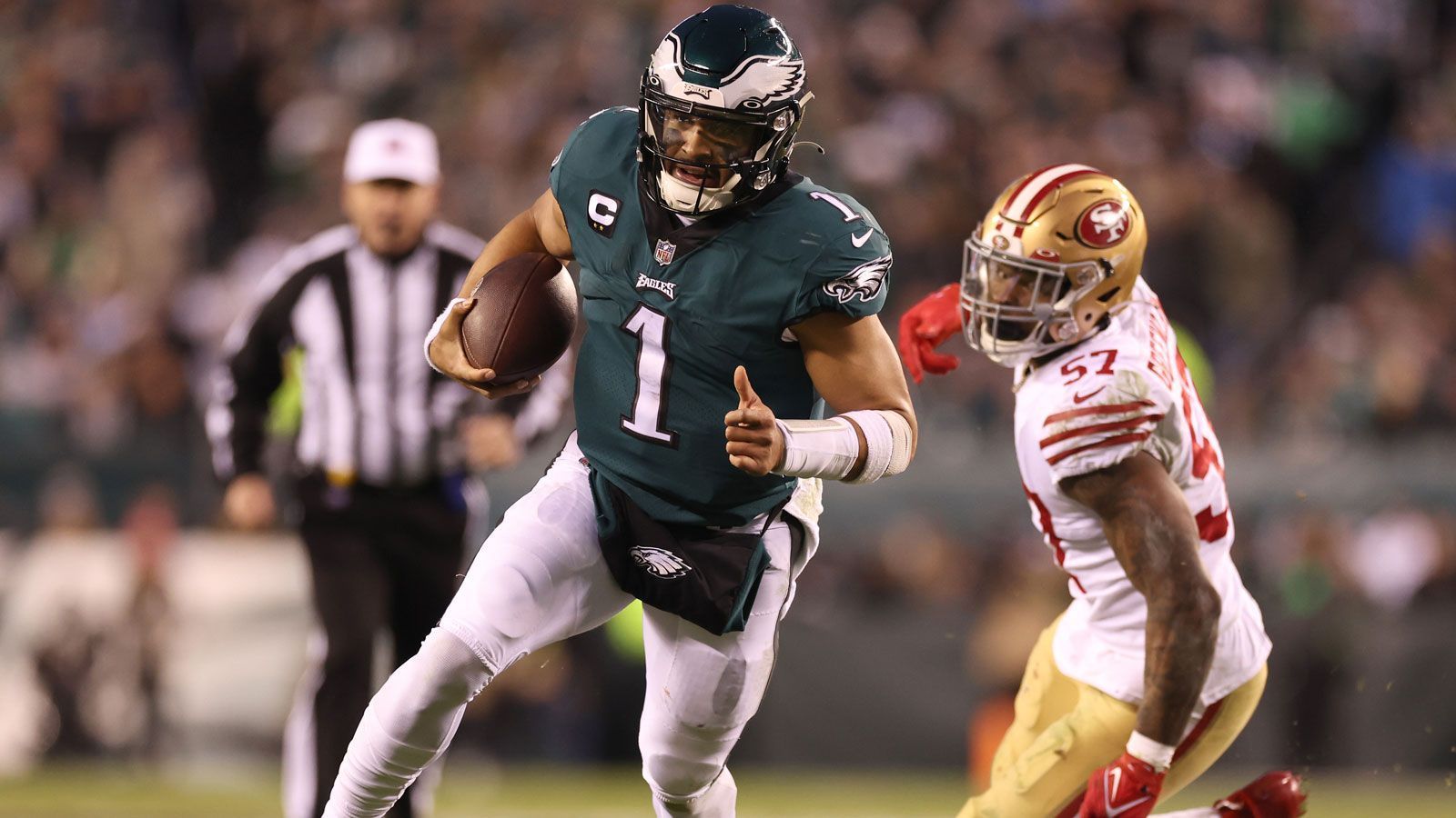 
                <strong>Championship Round: Jalen Hurts (Philadelphia Eagles)</strong><br>
                Im NFC Championship Game seiner Philadelphia Eagles gegen die San Francisco 49ers (31:7) erlief Jalen Hurts seinen 15. Touchdown der Spielzeit. So viele Scores über den Boden hatte in der NFL-Geschichte noch nie zuvor ein Quarterback in einer Saison - Regular Season plus Playoffs - erzielt. Auch für die "Birds" war es ein Liga-Rekord, denn es war der 39. Rushing Touchdown für die Franchise. Damit übertraf "Philly" einen fast 100 Jahre alten Bestwert.
              