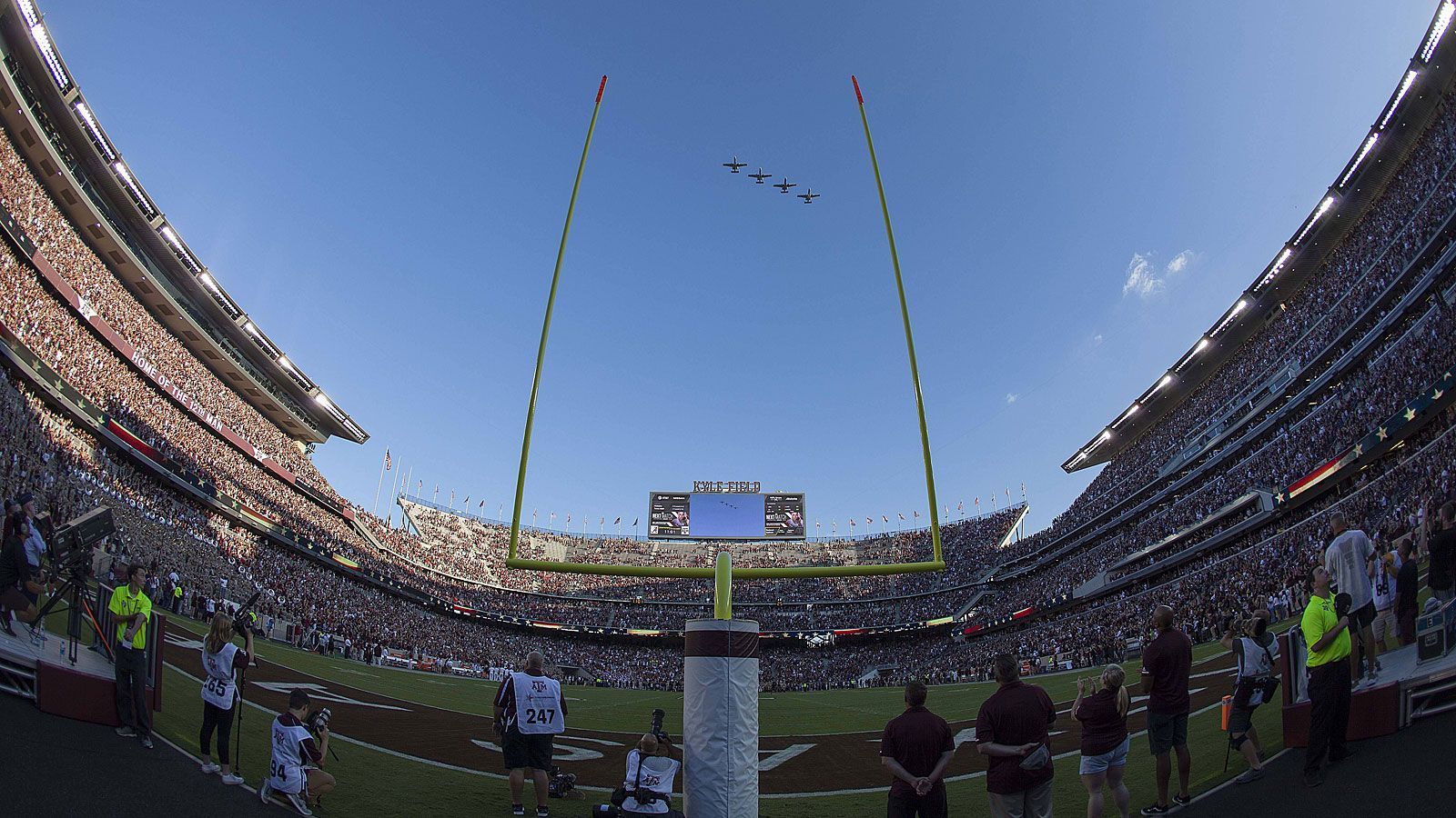 
                <strong>Kyle Field</strong><br>
                Stadion der Texas A&M Aggies.1904 gebaut, 1905 eröffnet, seit 1927 permanente Heimstatt des Teams.Auch bekannt als "Home of the 12th Man".Benannt nach Edwin Jackson Kyle, der als Präsident des Allgemeinen Leichtathletik-Verbandes den Bau des Stadions trotz zunächst fehlender Unterstützung vorantrieb.102.733 Plätze, Naturrasen.
              