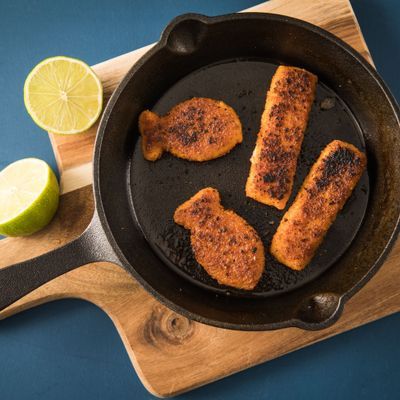 Fischstäbchen liegen gebraten in einer Pfanne.