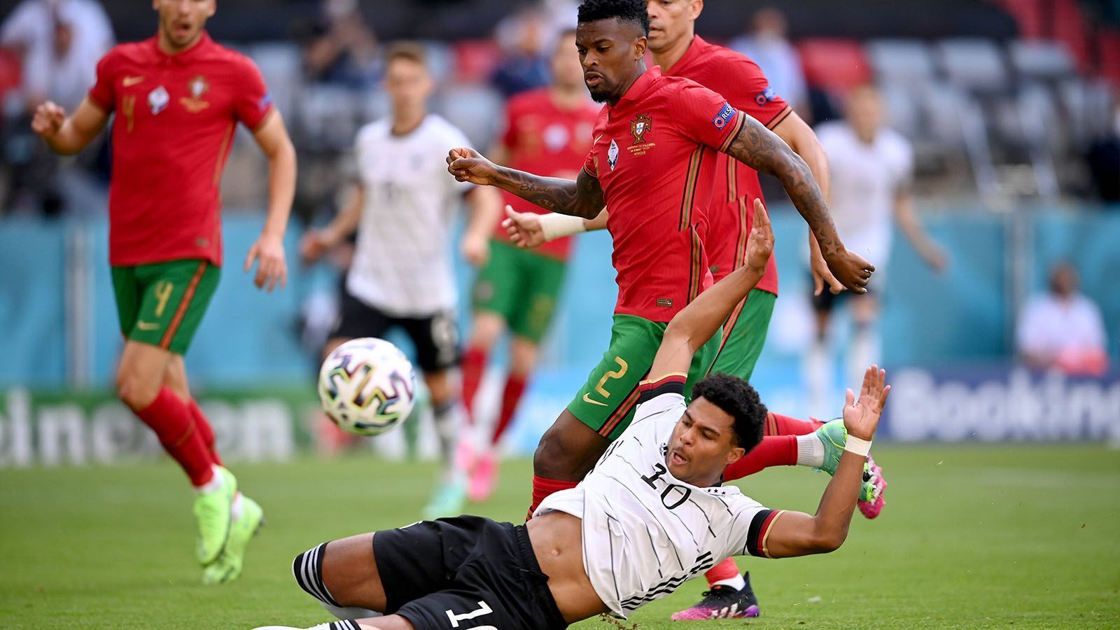 
                <strong>Nelson Semedo</strong><br>
                War schon gegen Ungarn die Schwachstelle in der portugiesischen Abwehr und macht auch gegen den immer wieder vorstoßenden Gosens auf der rechte Abwehrseite keinen Stich. Lässt Gosens beim 1:1 problemlos flanken und ermöglicht damit das Gegentor. In der Schlussphase der ersten Halbzeit leitet er einen Konter ein, der versandet. Auch bei Gosens' Assist zum 1:3 und seinem Treffer zum 1:4 ist Semedo jedes Mal wieder nicht nah genug am Mann. In der Schlussphase an einigen Offensiv-Aktionen beteiligt, aber das reicht nicht für eine bessere Note. ran-Note: 5
              