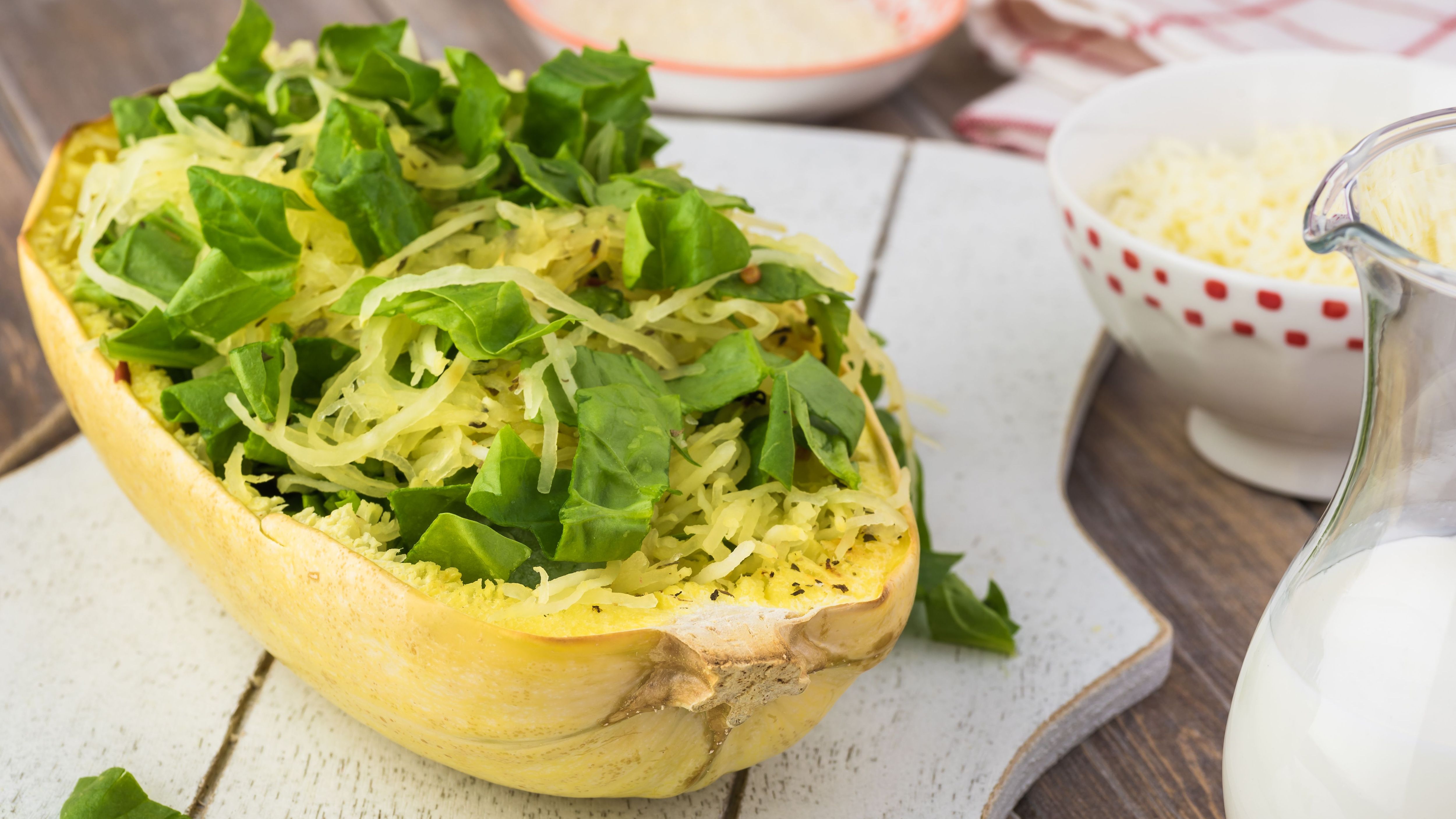 Gefüllter Spaghettikürbis mit Spinat und Feta: Das köstliche Rezept für ...