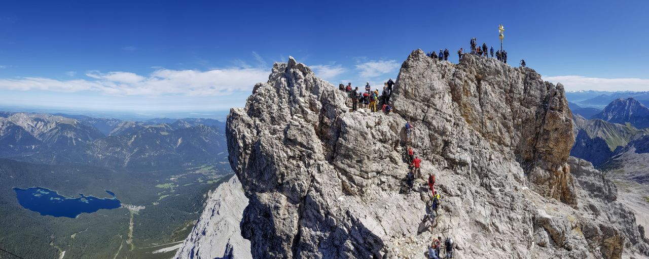 Nicht ganz an die größten Bergen der Welt kommt der höchste Berg Deutschlands ran, die Zugspitze mit ihren 2.962 Metern.