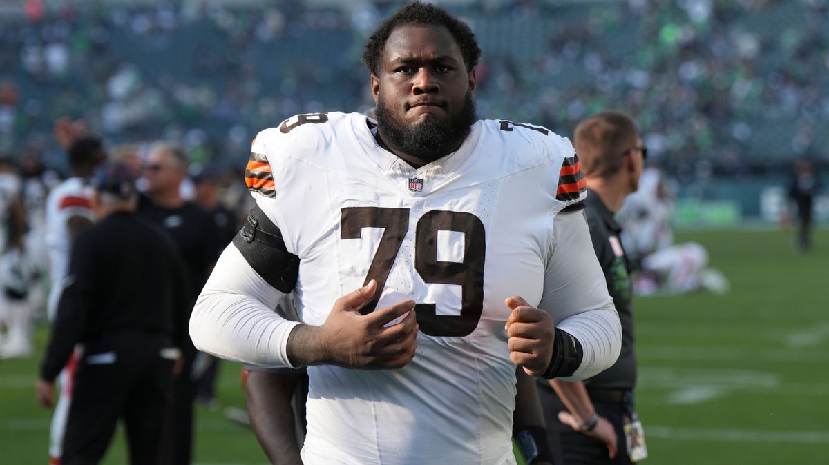 PHILADELPHIA, PA - OCTOBER 13: Cleveland Browns offensive tackle Dawand Jones (79) looks on during the game between the Philadelphia Eagles and the Cleveland Browns on October 13, 2024 at Lincoln F...