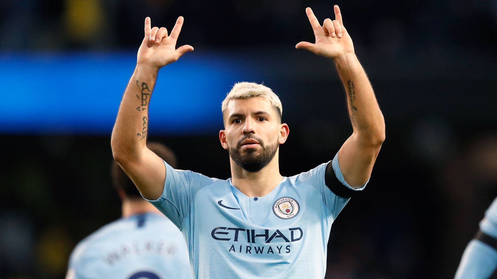 
                <strong>Sergio Agüero</strong><br>
                Er entschied die wohl spannendste Meisterschaft der Geschichte: In der vierten Minute der Nachspielzeit schoss Sergio Agüero Manchester City 2012 doch noch zum Titel und machte sich unsterblich. Szenen, die bis heute in Erinnerung bleiben. Jahrelang konnten sich die Citizens auf ihren Stürmer verlassen, weshalb er nach seinem Wechsel 2021 eine umso größere Lücke hinterließ. Mit Erling Haaland hat die Mannschaft von Pep Guardiola wohl den nächsten Weltstar für diese Position verpflichtet. Eine Legenden-Karte würde die jungen Zocker jedoch wieder an dessen Vorgänger erinnern und dessen teils unfassbare Leistungen würdigen.
              