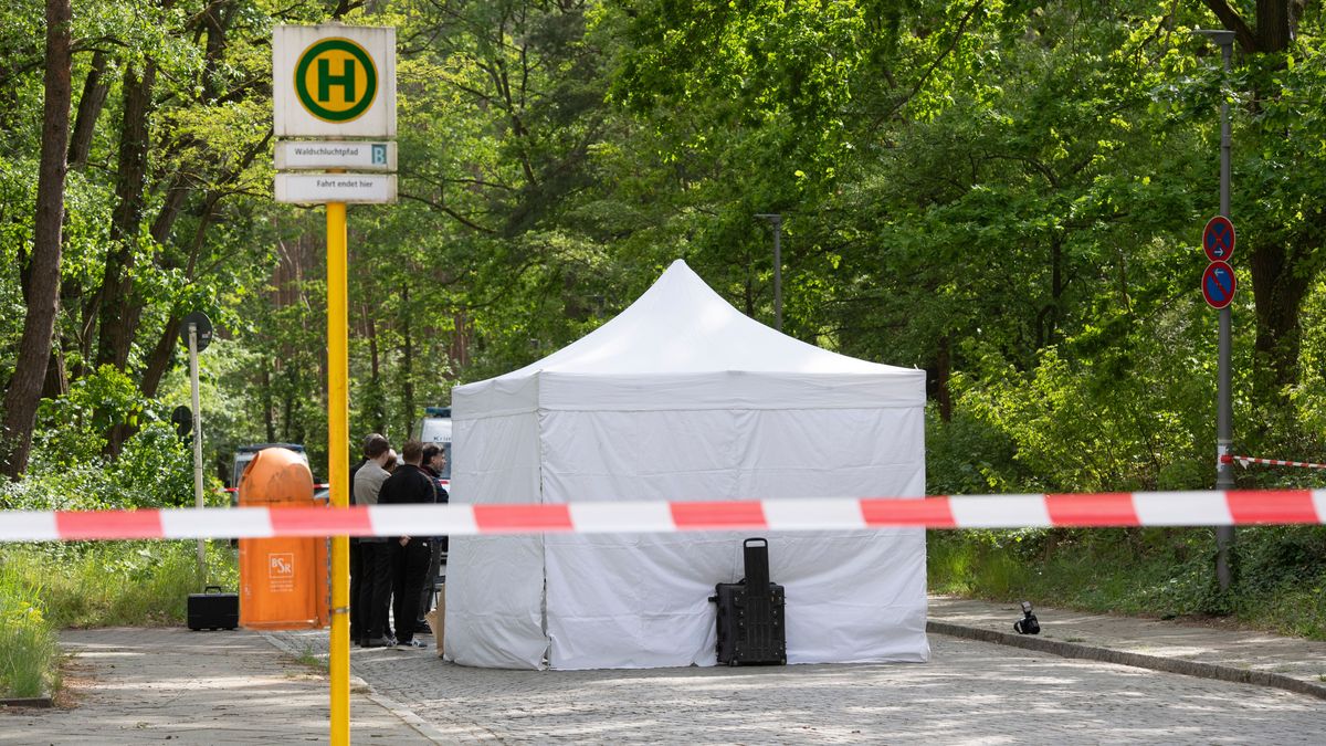 Ein Untersuchungszelt steht an einer Bushaltestelle in Berlin-Gatow.