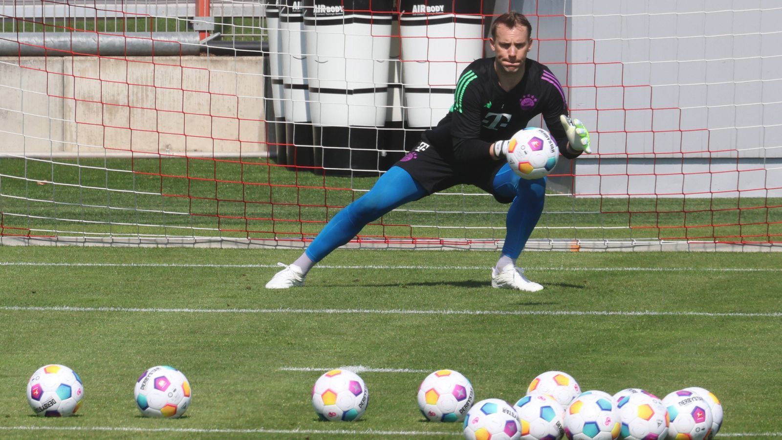 
                <strong>Nach 8 Monaten Pause: Manuel Neuer zurück im Training</strong><br>
                Für Neuer standen erst einmal leichte Übungen an, die an ein Aufwärmen vor einem Spiel erinnern.
              