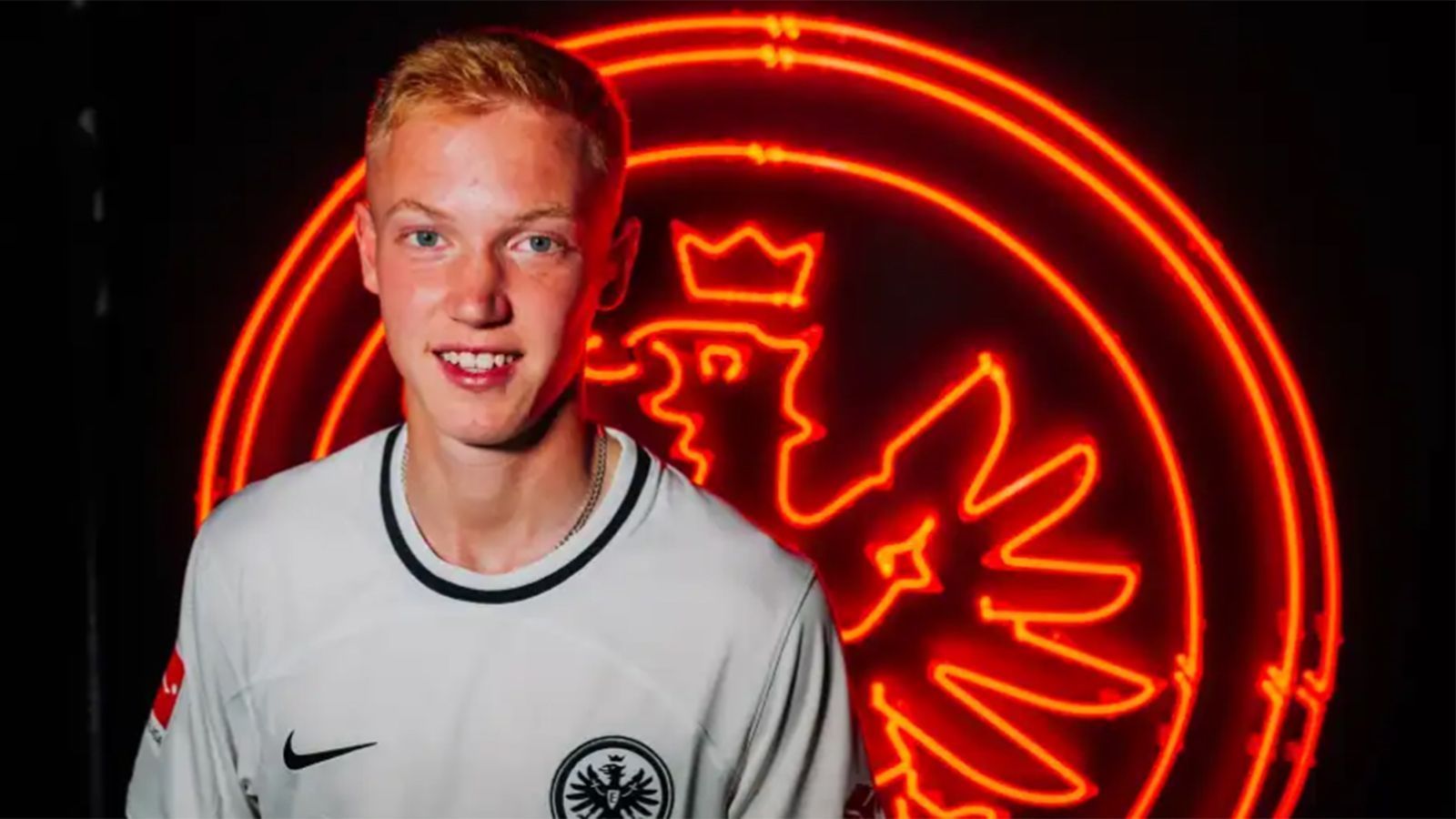 <strong>Hugo Larsson</strong><br>
                Eintracht Frankfurt rüstet weiter den Kader für die Saison 2023/2024 auf und hat sich nun mit Hugo Larsson einen Youngster geschnappt, der in ganz Europa Begehrlichkeiten weckte. Der erst 18-Jährige war bei seinem alten Verein Malmö FF Stammspieler im Mittelfeld. Bei den "Adlern" bekommt Larsson einen Vertrag bis Sommer 2028.