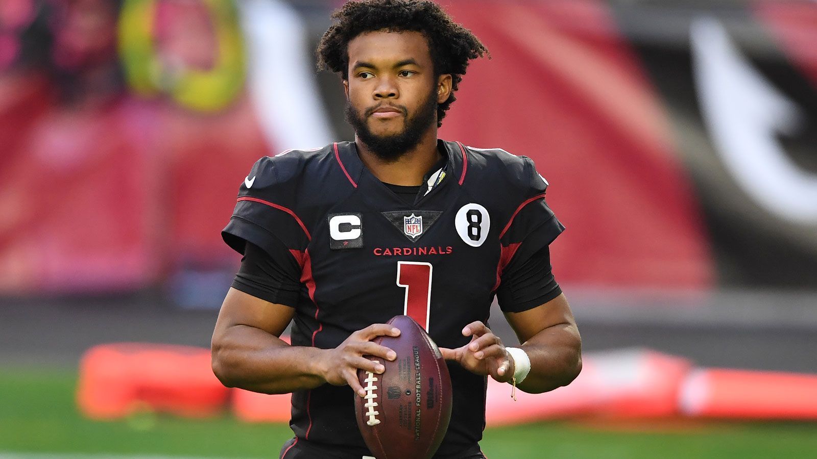 
                <strong>Week 15: Kyler Murray zum neunten Mal mit Rushing und Passing Touchdown</strong><br>
                Rekord für Kyler Murray! Der Quarterback der Arizona Cardinals erzielte in Woche 15 zum neunten Mal in dieser Saison mindestens einen Passing und einen Rushing Touchdown. Diese Bestmarke blieb in der NFL bisher unerreicht. Murray überholt damit unter anderem Cam Newton, der in seiner Rookie-Saison 2011 achtmal einen Touchdown-Pass warf und im selben Spiel in die Endzone lief. Der Cardinals-Quarterback setzt damit seine starke Saison fort, er warf 2020 bisher 24 Touchdown-Pässe und lief elfmal in die Endzone. Gegen die Eagles gewann das Team von Trainer Kliff Kingsbury mit 33:26.
              