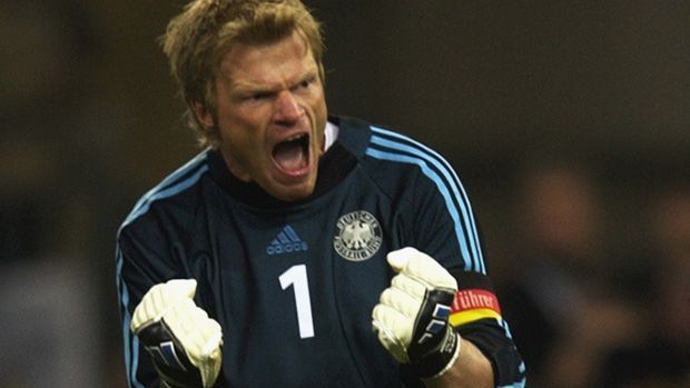 <strong>Oliver Kahn (50 Spiele als Kapitän)</strong><br>
                Der Torhüter, der vor Neuer am häufigsten das Kapitänsamt in der Nationelf ausfüllte, war Oliver Kahn. 50 Mal führte er sein Team als Spielführer an, verpasste jedoch als Stammtorwart den großen Wurf mit der DFB-Elf.
