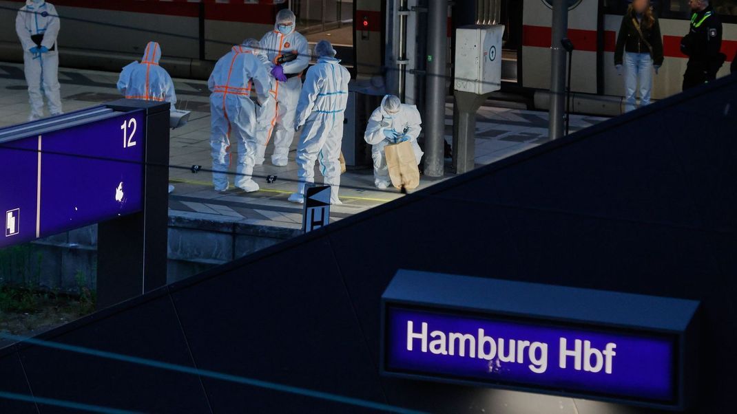 Nach der Messerattacke am Hamburger Hauptbahnhof, bei der 18 Menschen verletzt wurden, kämpfen Ärzte um das Leben von vier Schwerverletzten.
