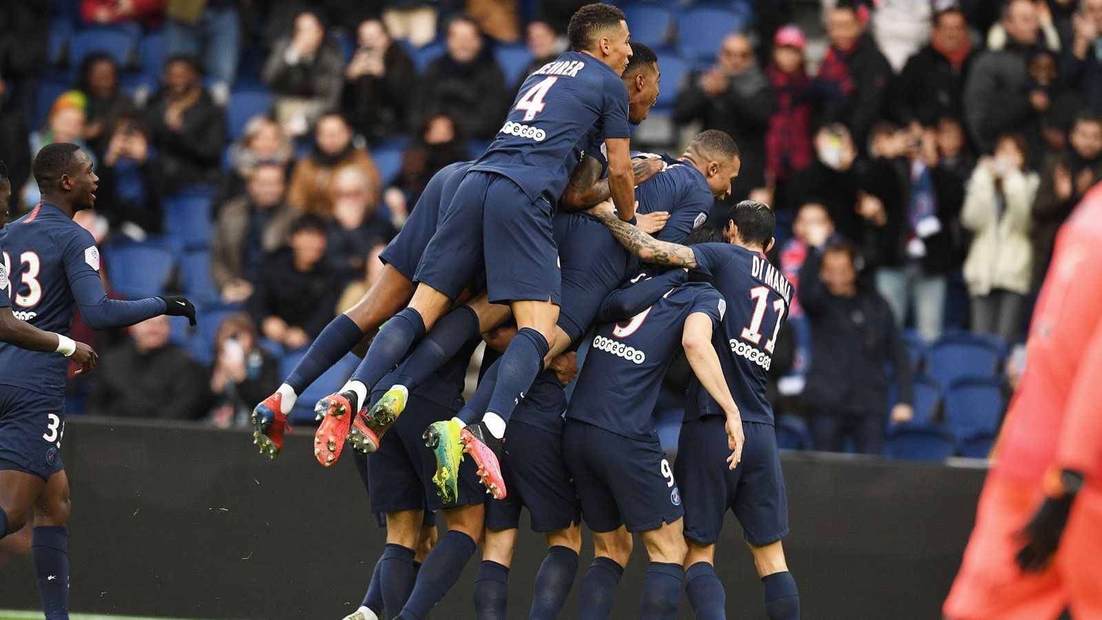 
                <strong>Frankreich: Paris Saint-Germain</strong><br>
                Mit der Ligue 1 beendete auch eine der ganz großen Ligen ihre Saison nicht regulär. In Frankreich waren zum Zeitpunkt der Unterbrechung 28 Spieltage absolviert, zehn hätten also noch ausgestanden. Paris St. Germain thronte - obwohl eine Partie weniger ausgetragen - mit zwölf Punkten Vorsprung auf Olympique Marseille an der Spitze und gewann damit die siebte Meisterschaft in den vergangenen acht Jahren und die neunte insgesamt.
              