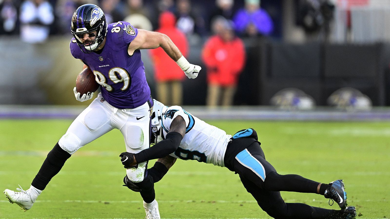
                <strong>2. Platz: Baltimore Ravens</strong><br>
                &#x2022; Starter: Mark Andrews<br>&#x2022; Backups: Isaiah Likely, Charlie Kolar<br>Individuell betrachtet bringt Mark Andrews nicht das Gesamtpaket mit, das George Kittle vorzuweisen hat. Insofern mag Platz zwei erstmal kurz überraschen. ABER: Die Kadertiefe bei den Ravens ist besonders vielversprechend. Während Andrews bereits zu den besten Passfängern auf seiner Position zählt, zeigte besonders Isaiah Likely als Rookie viele gute Ansätze. Auch Charlie Kolar darf sich - nach überstandener Verletzung - Chancen auf Einsatzzeit ausrechnen. 
              