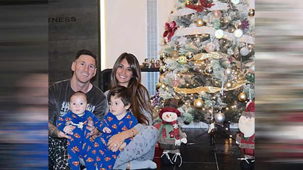 
                <strong>Lionel Messi mit Familie</strong><br>
                Lionel Messi grüßt seine "Follower" via Instagram mit einem klassischen Familien-Foto am Weihnachtsbaum. An der Seite des Barca-Stars ist seine Lebenspartnerin Antonella Roccuzzo und seine Kinder Thiago und Mateo. Passend dazu schreibt der Argentinier: "Mit meinen Superhelden" - schließlich tragen die beiden Mini-Messis einen Schlafanzug mit dem Superman-Zeichen darauf.
              