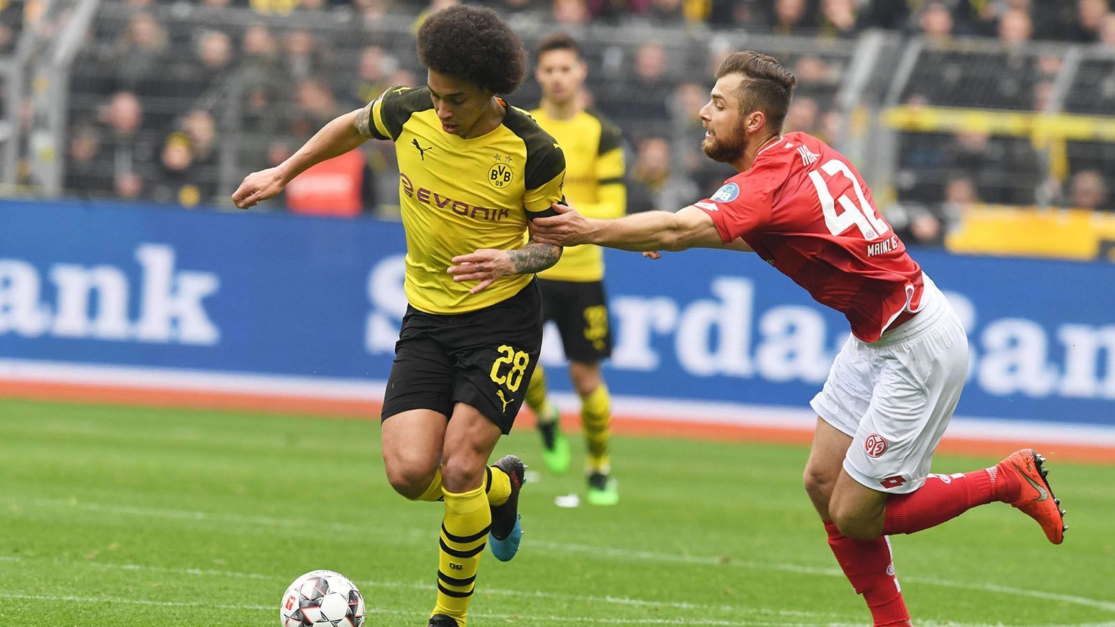 
                <strong>Axel Witsel</strong><br>
                Mit gehörig mehr Raum zur Entfaltung als noch gegen die Münchner. Ordnet das Spiel der Borussia in der ersten Halbzeit in gewohnter Manier. Taucht zu Beginn des zweiten Spielabschnitts ab und dabei mehrfach mit unnötigen Ballverlusten, als dem BVB die Souveränität der ersten Halbzeit abhandenkommt. Kann die Mainzer in dieser Phase nicht am Spielaufbau hindern. ran-Note: 3
              