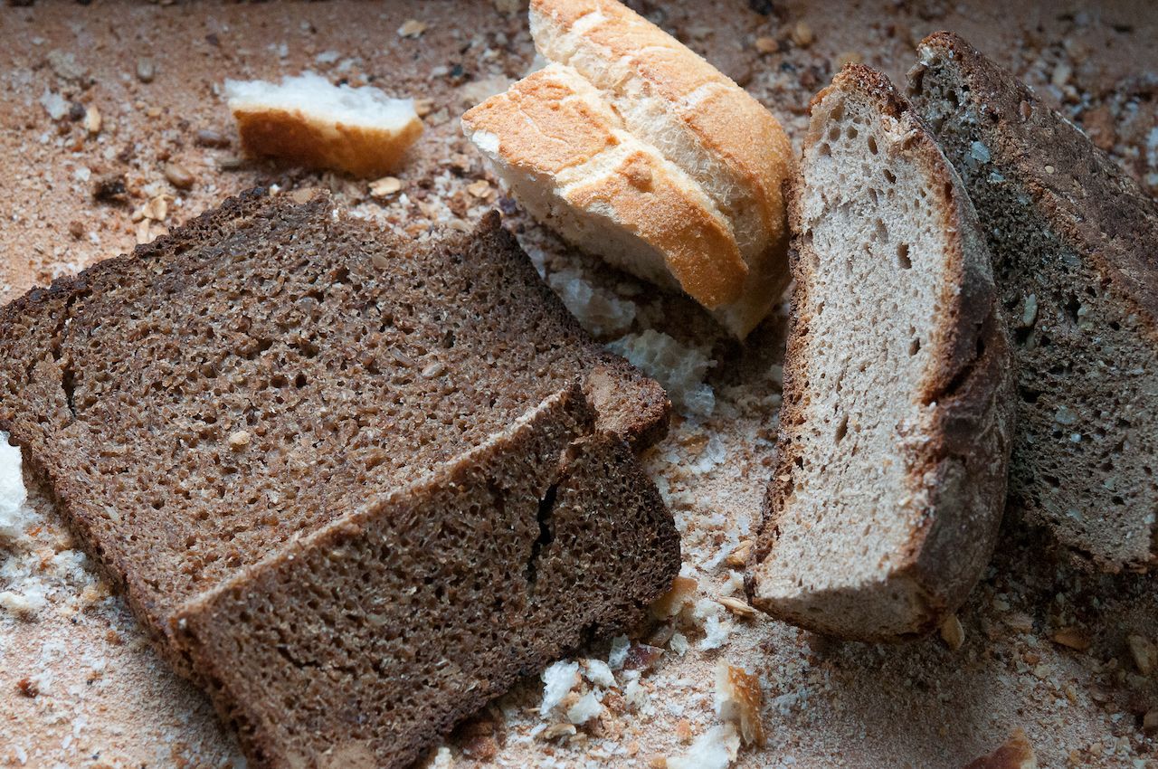 Süß, salzig, lecker: Aus altem Brot lassen sich Rezepte wie Arme Ritter, Panzanella (italienischer Brotsalat) oder Knoblauch-Croutons zaubern. Alternative: zu Semmelbrösel verarbeiten. 