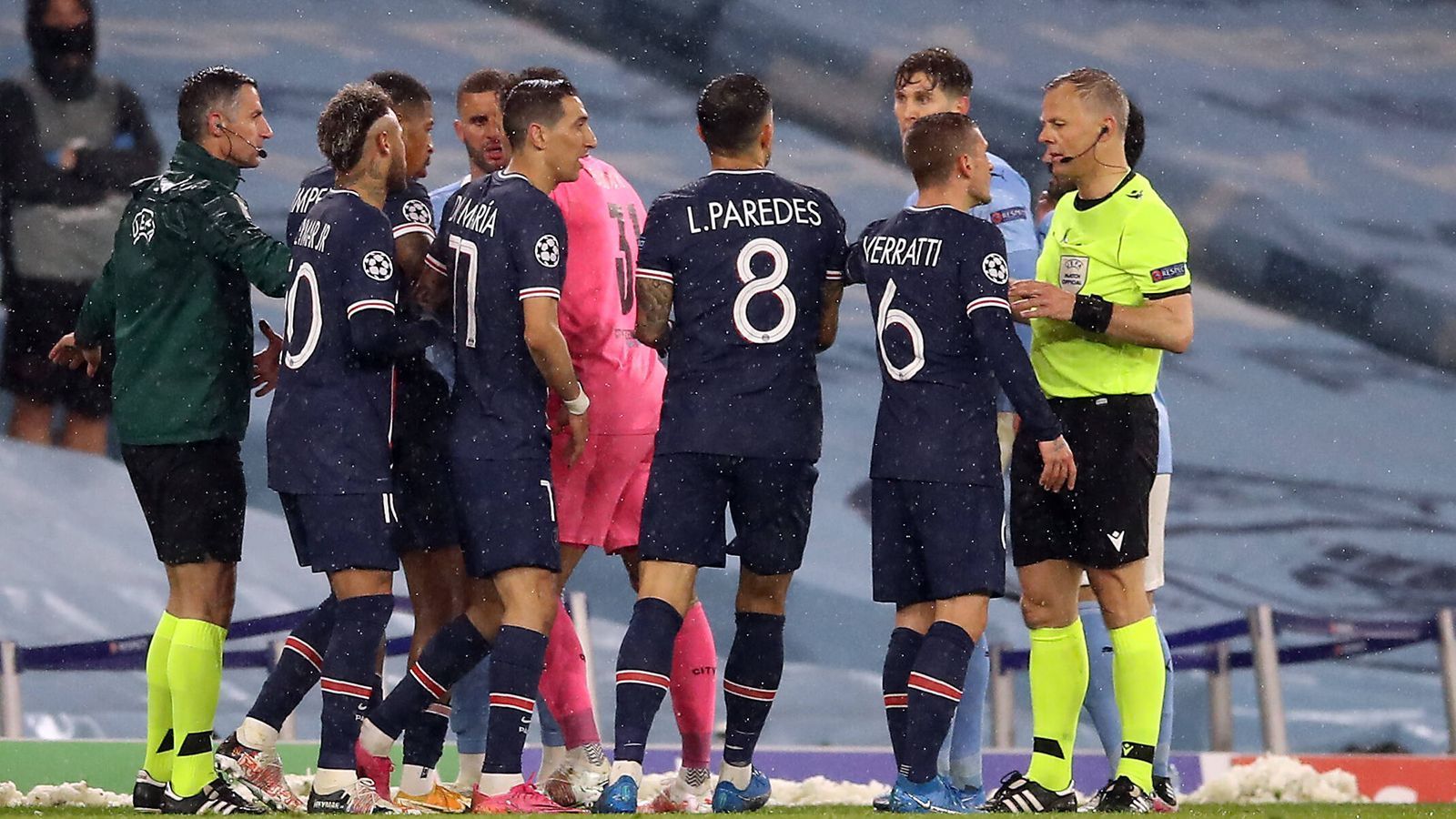 
                <strong>Aus gegen Manchester City: Paris St. Germain präsentiert sich als schlechter Verlierer</strong><br>
                Paris St. Germain ist aus der Champions League ausgeschieden. Mal wieder. Durch die 0:2-Niederlage bei Manchester City muss die schwer reiche Vereinsführung weiter auf den ersehnten Henkelpott warten. Dabei hat sich das Team von Trainer Mauricio Pochettino nicht gerade mit Ruhm bekleckert. Sinnbildlich: Die Rote Karte von Angel Di Maria in der 69. Minute des Rückspiels.
              