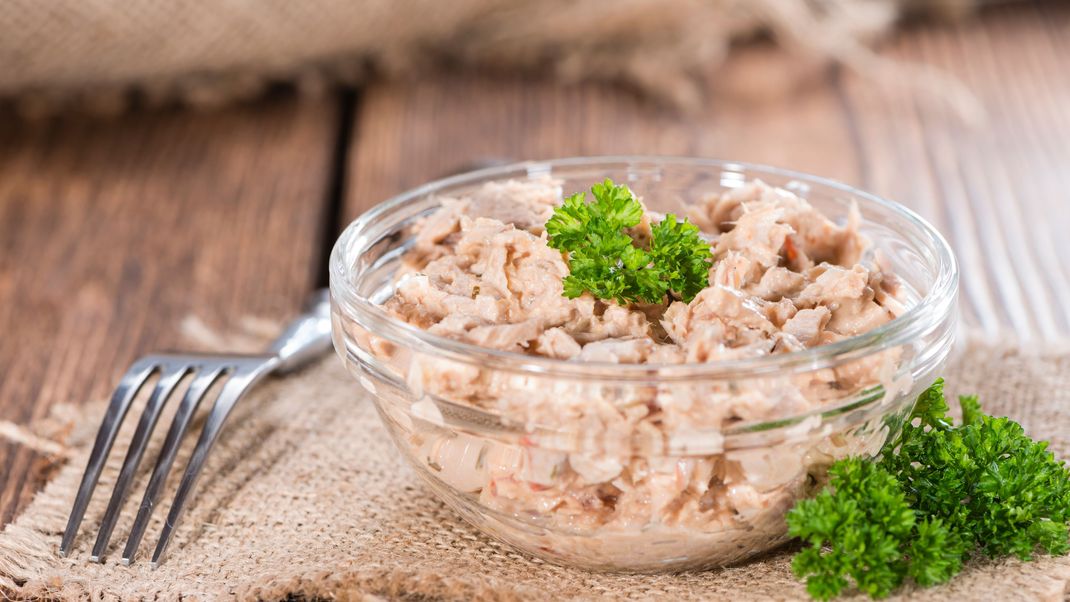 Schnelle Beilage zum Mittag- oder Abendessen: Thunfischsalat mit Gurke.