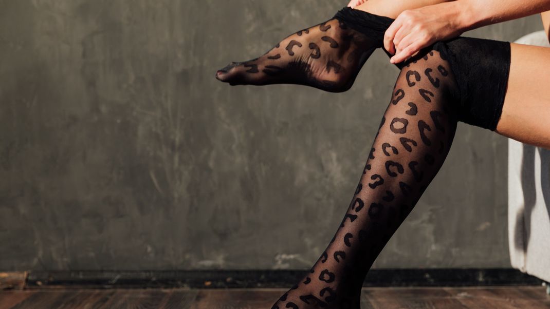 Klassische Nylon-Tights mit Muster sind trendy.